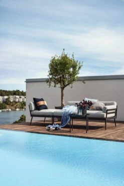 Skargaarden Anholt Sohva 8 Skargaarden Anholt Sohva -Puutarha Unelma ANHOLT SOFA LOUNGE CHAIR SALTO LOUNGE TABLE