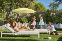 Fermob Bellevie Premium Aurinkotuoli, Acapulco Blue - Flannel Grey -Puutarha Unelma BELLEVIE SHADOO GRIS ARGILE CITRON GIVRE AIX VISUEL2023 ANTHONY LANNERETONNE