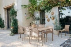 Fermob Calvi Pöytä 195 X 95 Cm, Nutmeg -Puutarha Unelma CALVI CADIZ GRIS ARGILE APL CACTUS MONTELIMAR VISUEL2021 AURELIE LECUYER 1 nutmeg