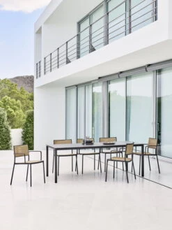 Cane-line Less Tuoli Käsinojilla, Pinottava, Harmaa - Luonnonvärinen Polyr -Puutarha Unelma CL11430ALDU 3 EE