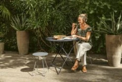 Fermob Cocotte Jakkara, Liquorice 9 Fermob Cocotte Jakkara, Liquorice -Puutarha Unelma COCOTTE BISTRO CARBONE GRIS LAPILLI MARSEILLE VISUEL2023 MARINE BRUSSON