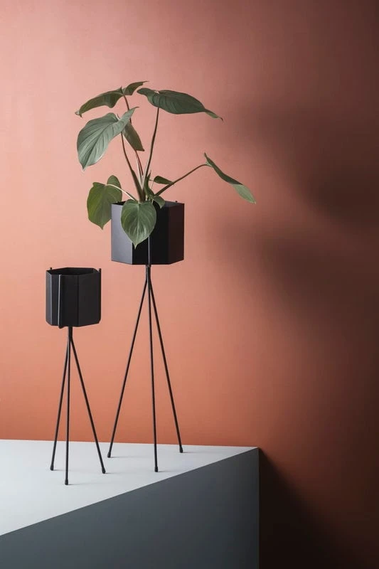 Ferm LIVING Plant Stand Kukkateline, Pieni, Musta 2 Ferm LIVING Plant Stand Kukkateline, Pieni, Musta - Image 2