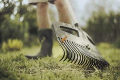 Fiskars Xact Nurmikkoharava L 490mm -Puutarha Unelma Fiskars Gardening Action Xact Lawn rake 1027037