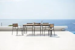 Cane-line Less Tuoli Käsinojilla, Pinottava, Harmaa - Luonnonvärinen Polyr -Puutarha Unelma Less chair lavagrey french weave core table 210x1001 f7