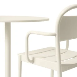 Muuto Linear Steel Käsinojallinen Tuoli, Luonnonvalkoinen -Puutarha Unelma Linear steel armchair cafe table round 70 h73 off white detail Muuto 5000x5000 hi res 150