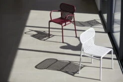 Petite Friture Week-end Käsinojallinen Tuoli, Burgundinpunainen 9 Petite Friture Week-end Käsinojallinen Tuoli, Burgundinpunainen -Puutarha Unelma M0740109 M0740301 weekend chair bridge white burgundy 28C29Ola Rindal lifestyle HD28129