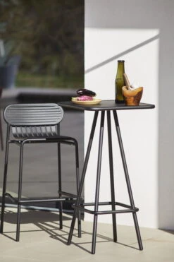 Petite Friture Week-end Baarituoli, Musta 9 Petite Friture Week-end Baarituoli, Musta -Puutarha Unelma M0740901 M0741401 weekend high stool and table black 28C29Ola Rindal lifestyle HD28129