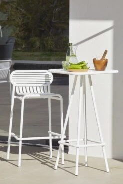 Petite Friture Week-end Baarituoli, Valkoinen 11 Petite Friture Week-end Baarituoli, Valkoinen -Puutarha Unelma M0740909 M0741409 weekend high stool and table white 28C29Ola Rindal lifestyle HD28129