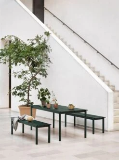 Muuto Linear Steel Penkki 110 Cm, Tummanvihreä 5 Muuto Linear Steel Penkki 110 Cm, Tummanvihreä -Puutarha Unelma Muuto Linear steel series table bench dark green Muuto low res 1