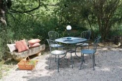 Fermob Opéra+ Tuoli, Honey Textured 7 Fermob Opéra+ Tuoli, Honey Textured -Puutarha Unelma OPERA GRIS ORAGE MOOON EVASION PUGET BOOKGSS2021 SEBASTIEN EROME 2