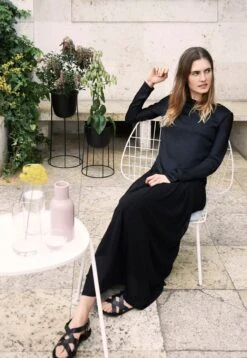 MENU Wire Jalusta, Iso, Musta -Puutarha Unelma WM String Chairs Location 04 1