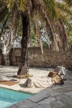 Ferm LIVING Yard Piknikviltti, Hiekka - Musta -Puutarha Unelma fermLIVING SS22 YardPicnicBlanket AleeBathTowel image 1